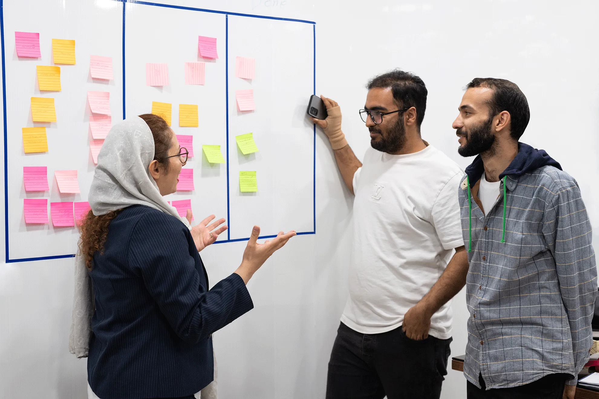 تیم معین خودرو در حال بررسی و نوشتن ایده‌ها روی وایت‌برد